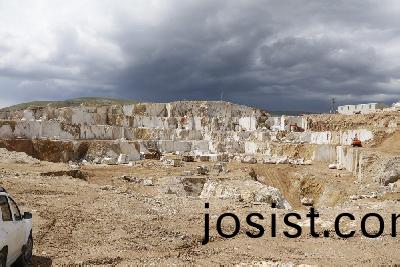 雲(yun)多拉(la)灰鑛(kuang)山(shan)